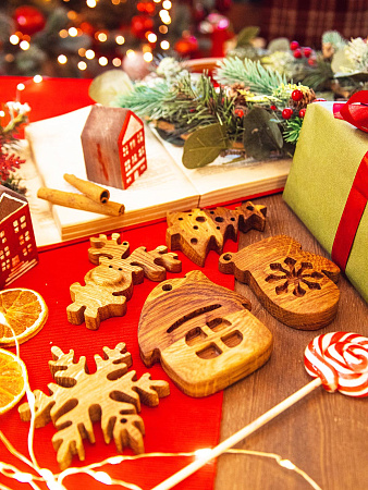Новогодний набор из 5-ти деревянных ёлочных игрушек из дуба Ёлочка Оленёнок Варежка Домик Снежинка от Мастерской уюта CandleKraft